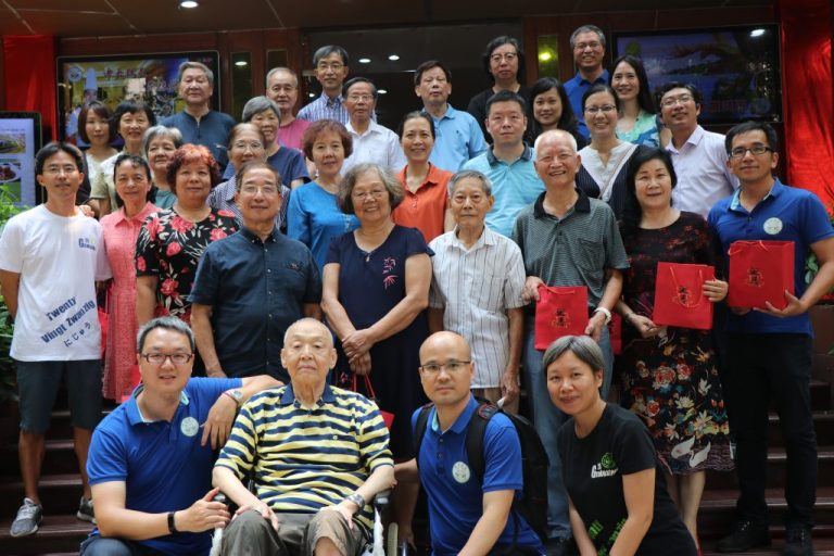 师生欢聚庆佳节，长长久久情意浓