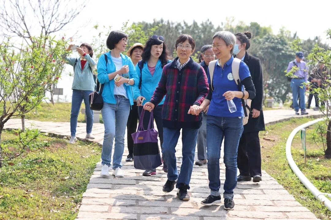 用爱与欢笑拥抱春暖花开