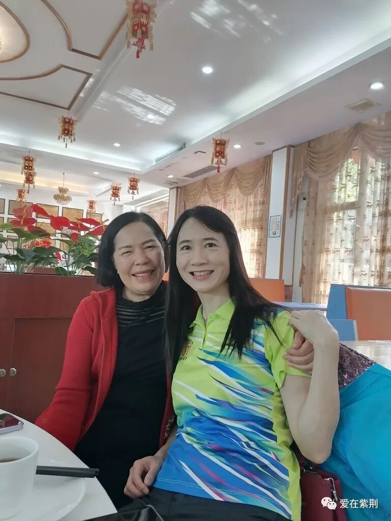 康乐欢聚话友情,善心续暖感师恩