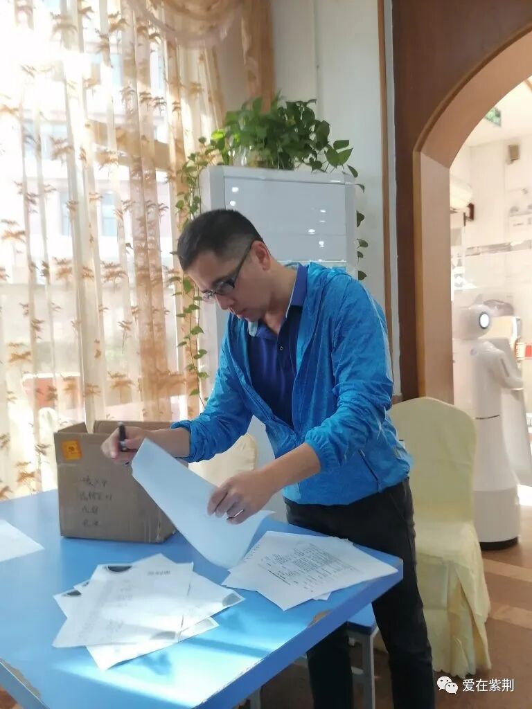 康乐欢聚话友情,善心续暖感师恩
