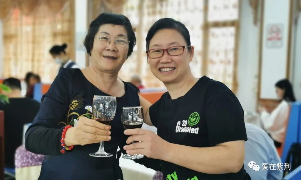 康乐欢聚话友情,善心续暖感师恩