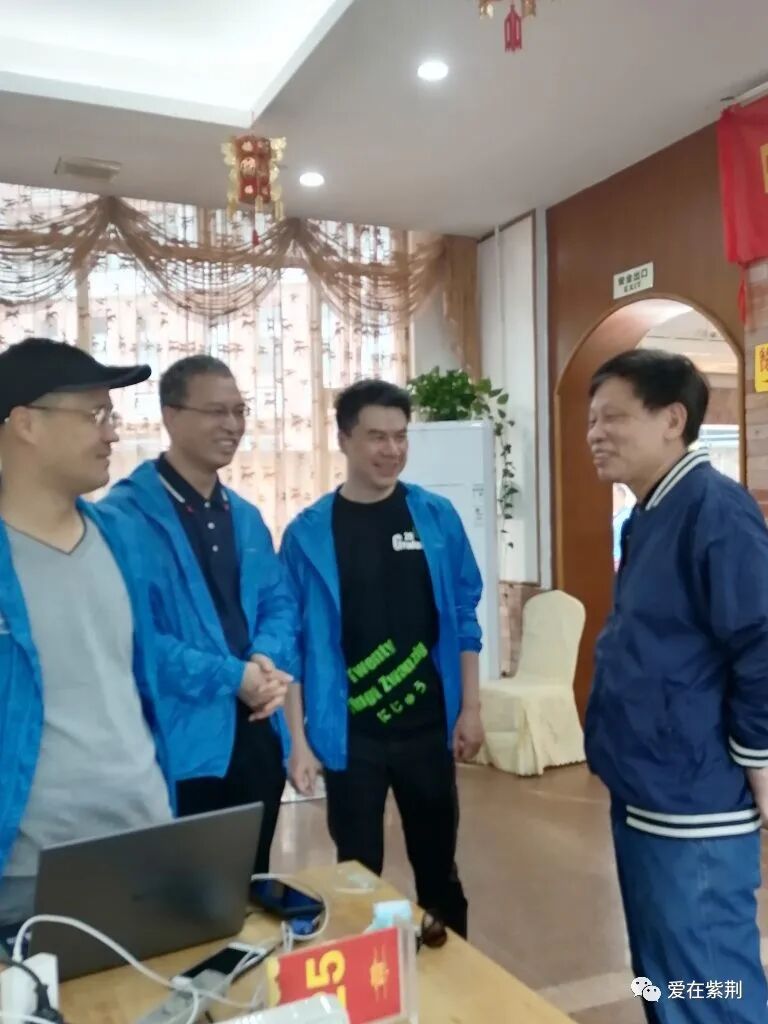 康乐欢聚话友情,善心续暖感师恩