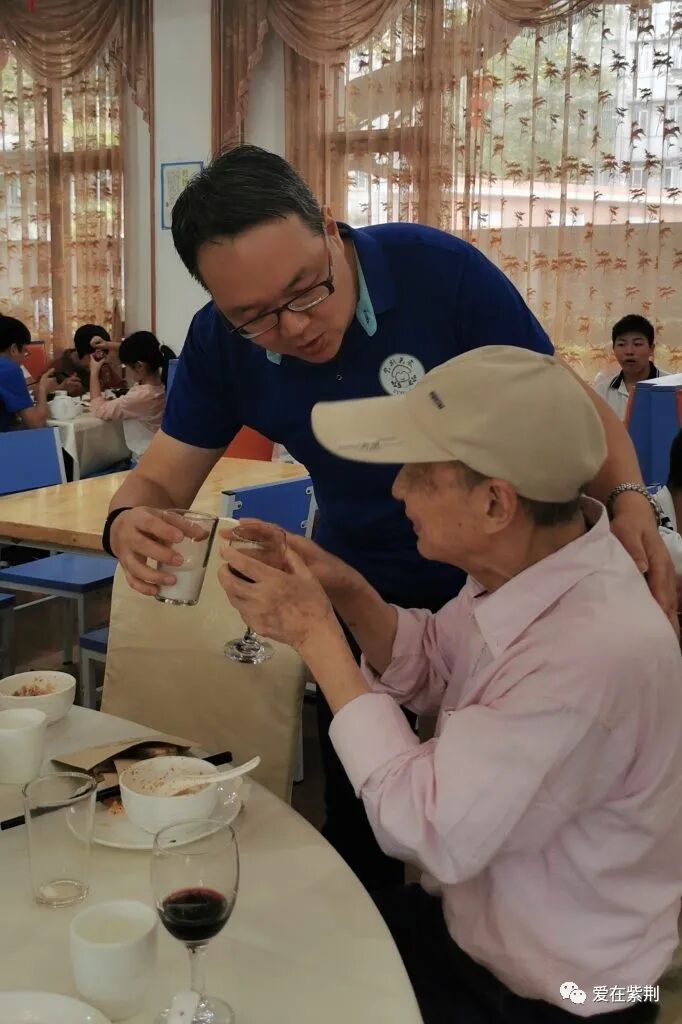康乐欢聚话友情,善心续暖感师恩