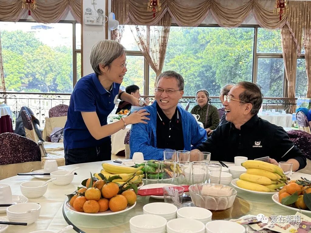 康乐欢聚话友情,善心续暖感师恩