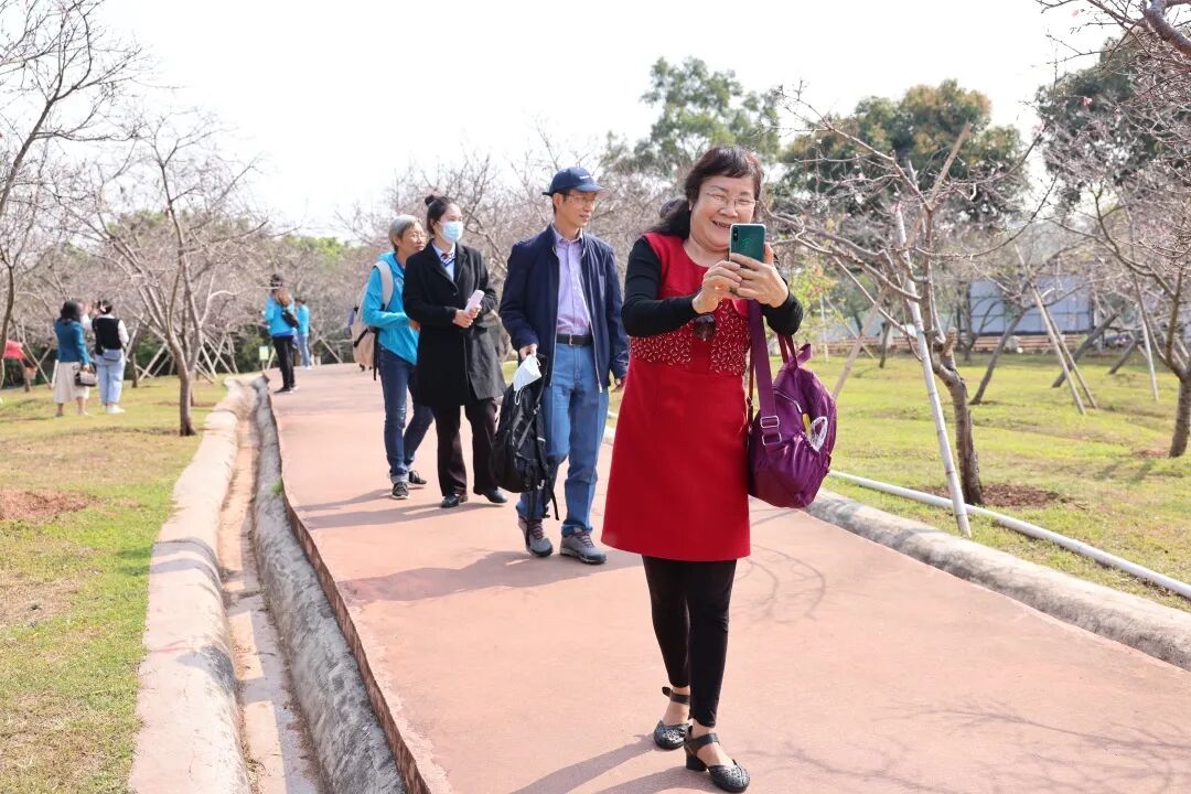用爱与欢笑拥抱春暖花开