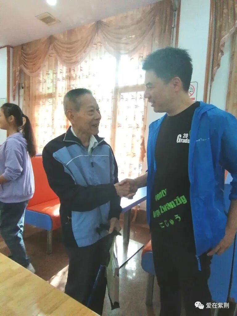 康乐欢聚话友情,善心续暖感师恩