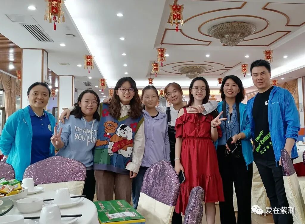 康乐欢聚话友情,善心续暖感师恩