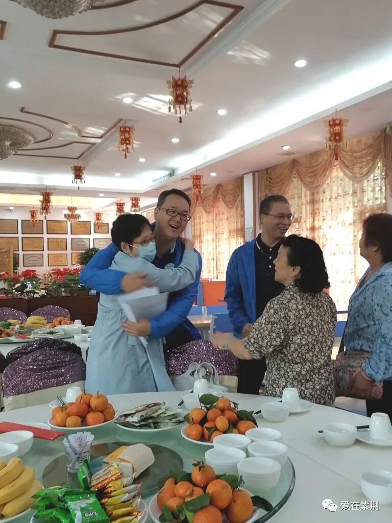 康乐欢聚话友情,善心续暖感师恩