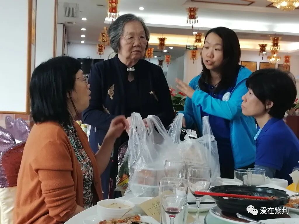 康乐欢聚话友情,善心续暖感师恩
