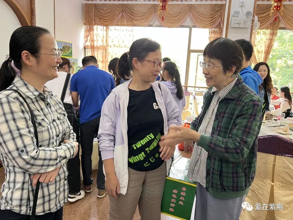 康乐欢聚话友情,善心续暖感师恩
