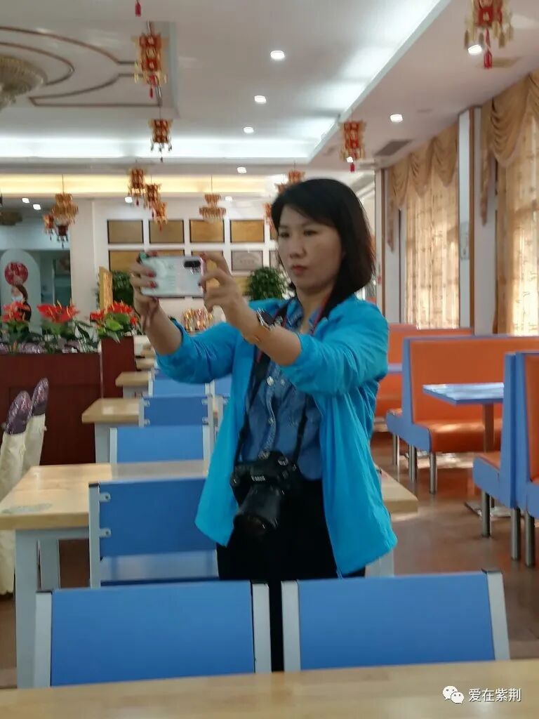 康乐欢聚话友情,善心续暖感师恩