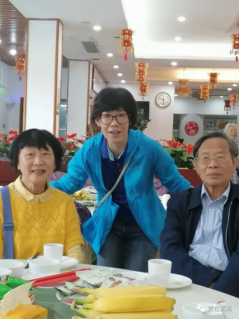 康乐欢聚话友情,善心续暖感师恩