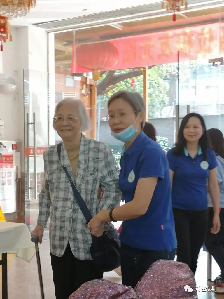 康乐欢聚话友情,善心续暖感师恩