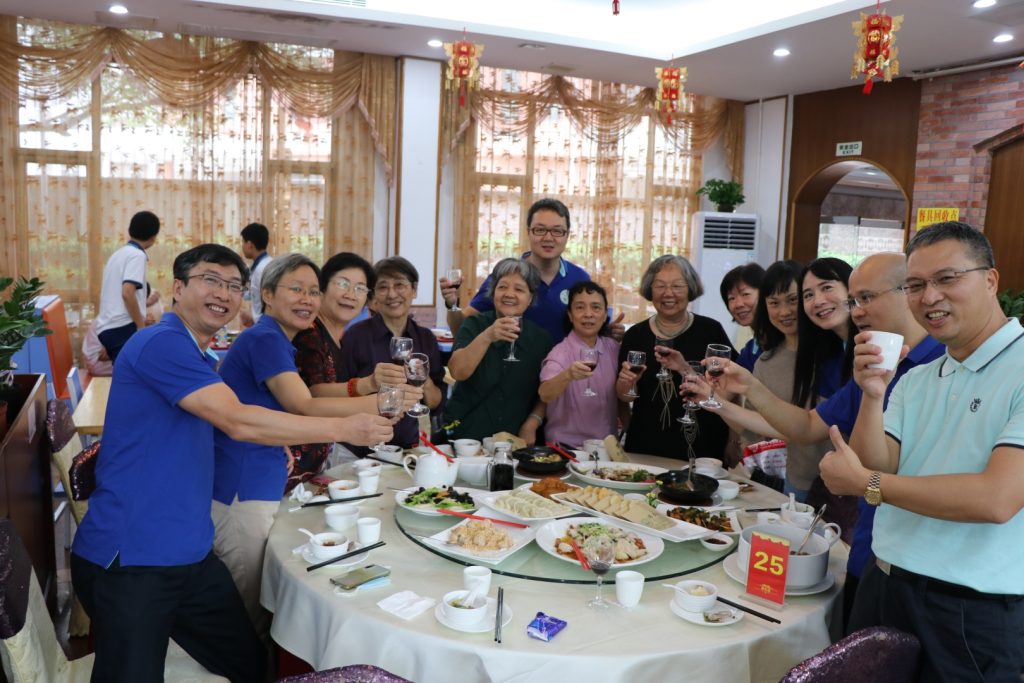 师生喜聚邀明月，佳肴美酒贺双节